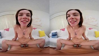 Венера Викин сосет большой член и скачет по-полной