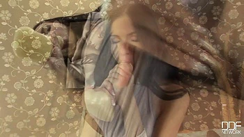 Brune russe se fait anal avec jouet en solo