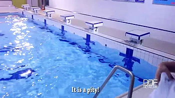 Blonde mit natürlichen Titten liefert ihren ersten POV-Blowjob