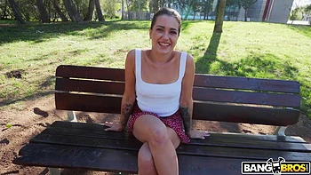 Андреа трахают анально на публике с глубокой глоткой и лицом