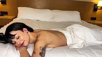 Le masseur excite la chatte de la teen jusqu'au squirting