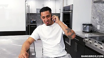 Skyla hilft bei Latina mit großen Titten