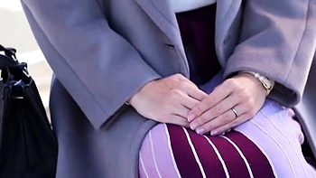 Belle femme mariée fond sous les baisers, jouissance au doigté