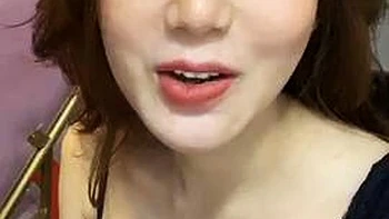 Rubia le hace una mamada a asiática en lencería