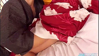 Grandes tetas japonesas y juguetes de cerca