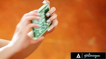 Salopes en chaleur lèchent leur trou du cul - Gina & Melissa