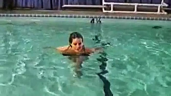 Amateurin masturbiert solo unter Wasser