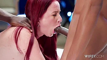 Пышногрудая рыжая мамка жестко трахается