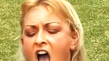 Gangbang na piscina: dupla penetração anal e boquetes