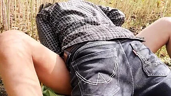 Desi Dorf Outdoor-Fick – Ritus große Titten & enge Fotze auf Feld