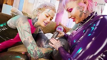 Blonde tatuada sissy Lily Lu leva dupla fisting anal esticando o cu