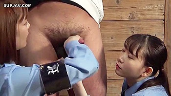 Asiatische Milf fickt mit Toys selbstgemacht