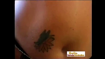 Blonde MILF fesselt devoten Typ, setzt sich ihm ins Gesicht und leckt ihre Fotze