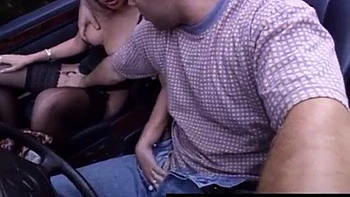 Blonde Nutte bläst dicken Schwanz beim Doggy-Dreier