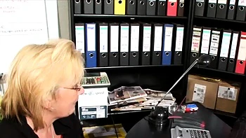 Rubias maduras solucionan problemas de erección del marido