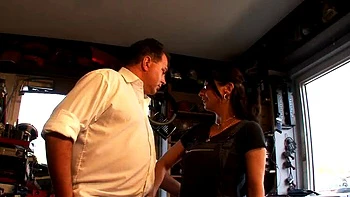 Sabine Weber fickt im Büro und bekommt Sperma auf große Titten