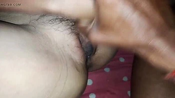 Bhabhi desi indiana fodida de quatro com creampie no quarto da vila