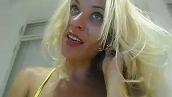Blonde amateur en solo devant la webcam