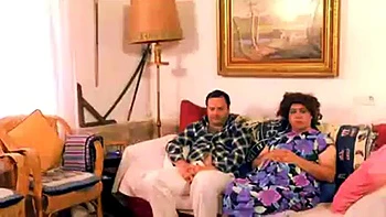 Große Titten Dienstmädchen fickt mit Blowjob, Doggy und Cowgirl