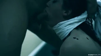 MILF cachonda follada por el culo y corrida en baño