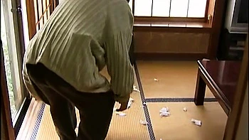 Мужик кайфует, глядя, как его девушку ебут