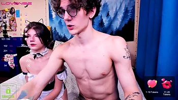 Софи делает минет брюнетке с маленькой грудью