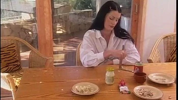 Винтажная брюнетка сосет глубоко и ебется в позе сзади