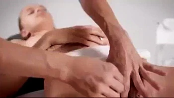 Blonde Amateurin mit Brazilian Wax nackt in der Öffentlichkeit