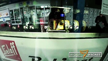 Sidney Dark baise sa mère gothique en public à la gare