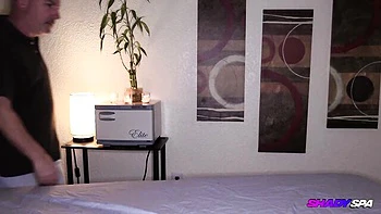 Jolie Eli suce et lèche sa chatte coquine