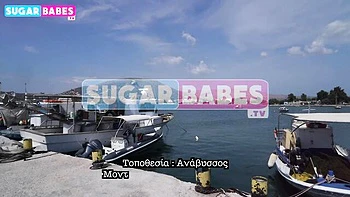 Griechische kurvige Brünette fickt tief und hart