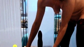 Любительница дрочит в чулках и нижнем белье на камеру