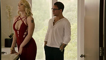 Loira pálida com peitos grandes fodida por pau negro gigante