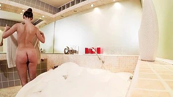 Мужик трахает милую Леди Баг в ванной с мылом