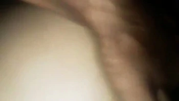 Esposa desi delgada recibe sexo profundo en el culo