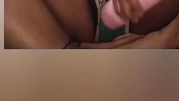 Korpulente indische Bhabhi spielt mit Toys und fingert Fotze