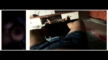 Индийская девка ласкает свои большие сиськи