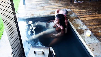 Маленькая чёрная жена трахается сзади на рассвете