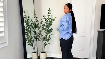 Asiática de peitões se masturbando no banho