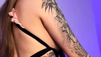 Dreckige Maid Adrianna Savu fickt ihre riesige Fotze solo