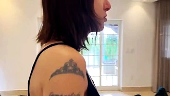 Puta teen chupa polla y huele pedos para el vendedor