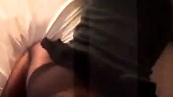 Betrunkene Frau saugt fremden Schwanz und beißt