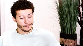 Подросток брюнетка Лейна Мари сосет и лижет киску