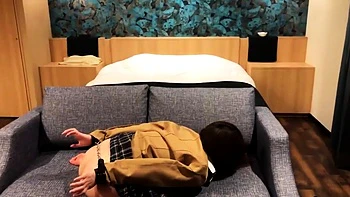 Asiatisches Mädchen fummelt Pussy und trainiert Anal