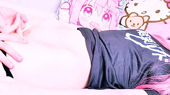 Enge Fotze zittert, während das süße Mädchen tief gefingert wird