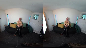 Deutsche Blondine Amateurin spritzt hart im VR