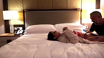 Morena milf Sara se venga con follada caliente en hotel y corrida en la cara