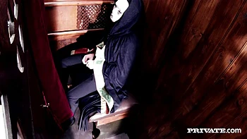 La ninfómana rubia Satine Spark follada por el cura con un gran pito