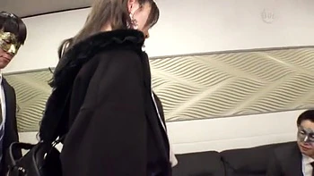 Chica con cara de ídolo se moja, dedos bruscos en vagina depilada la hacen correr fuerte