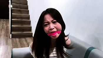 Amatrice asiatique règle sa dette en solo BDSM